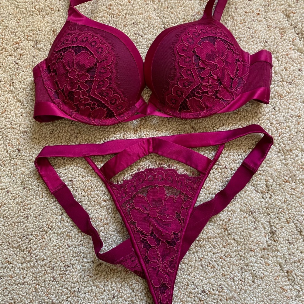 Victoria Secret set: Burgundy Very sexy push up and Medium V-String